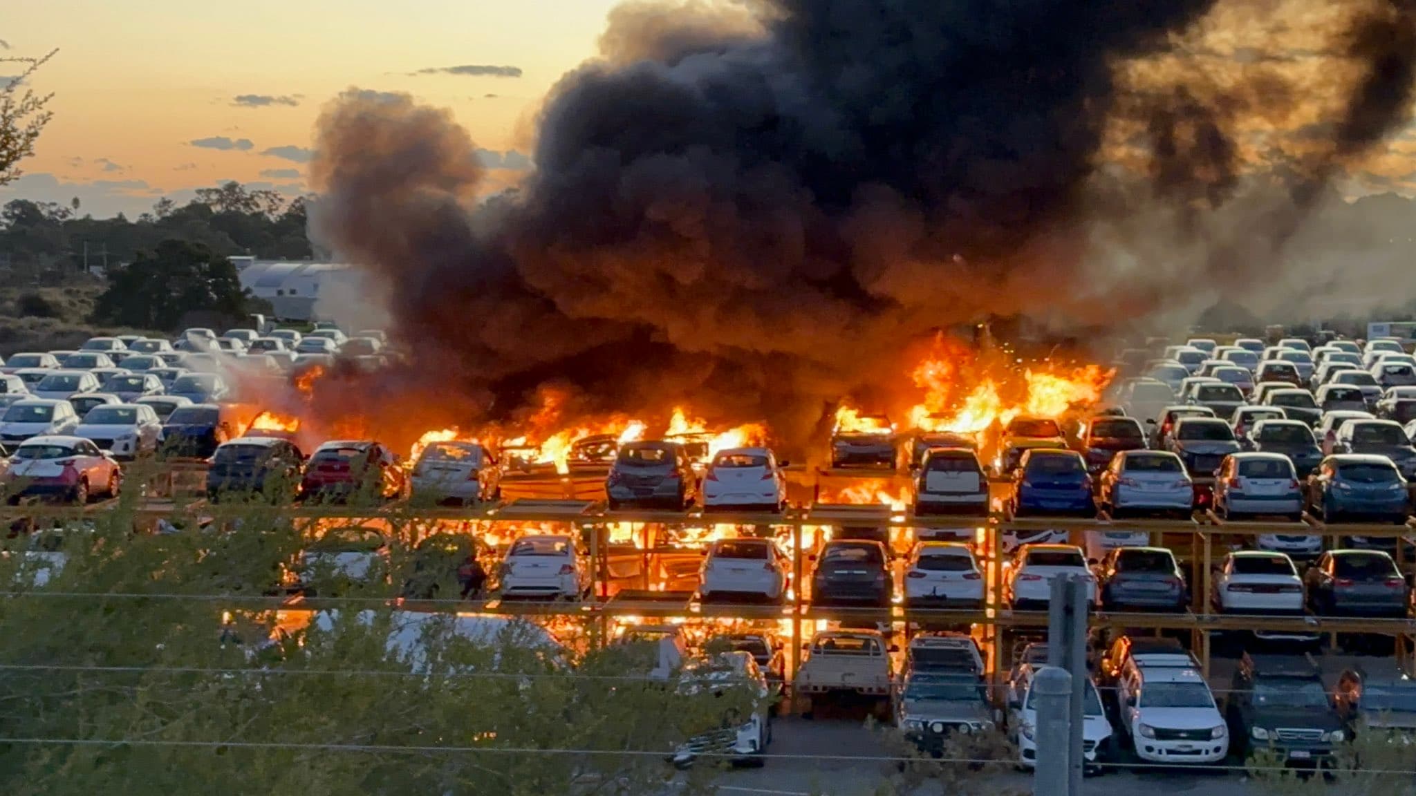 الفيديو ليس لإحراق المتظاهرين في فرنسا السيارات الجديدة