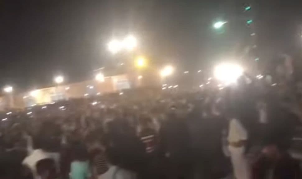 المقطع ليس لتظاهر عشائر "أم قصر" في العراق احتجاجا على تسليم أجزاء من مدينتهم للكويت