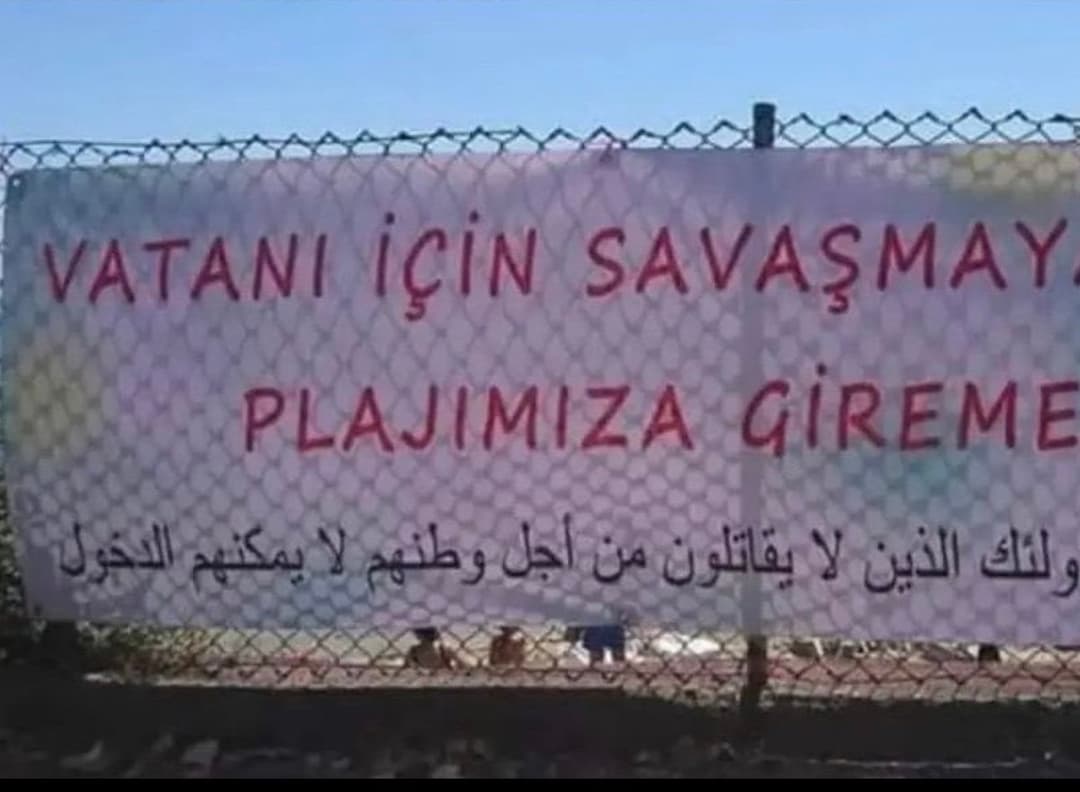 هذه اللافتة لم تعلق حديثاً على شاطئ مدينة أنطاليا التركية