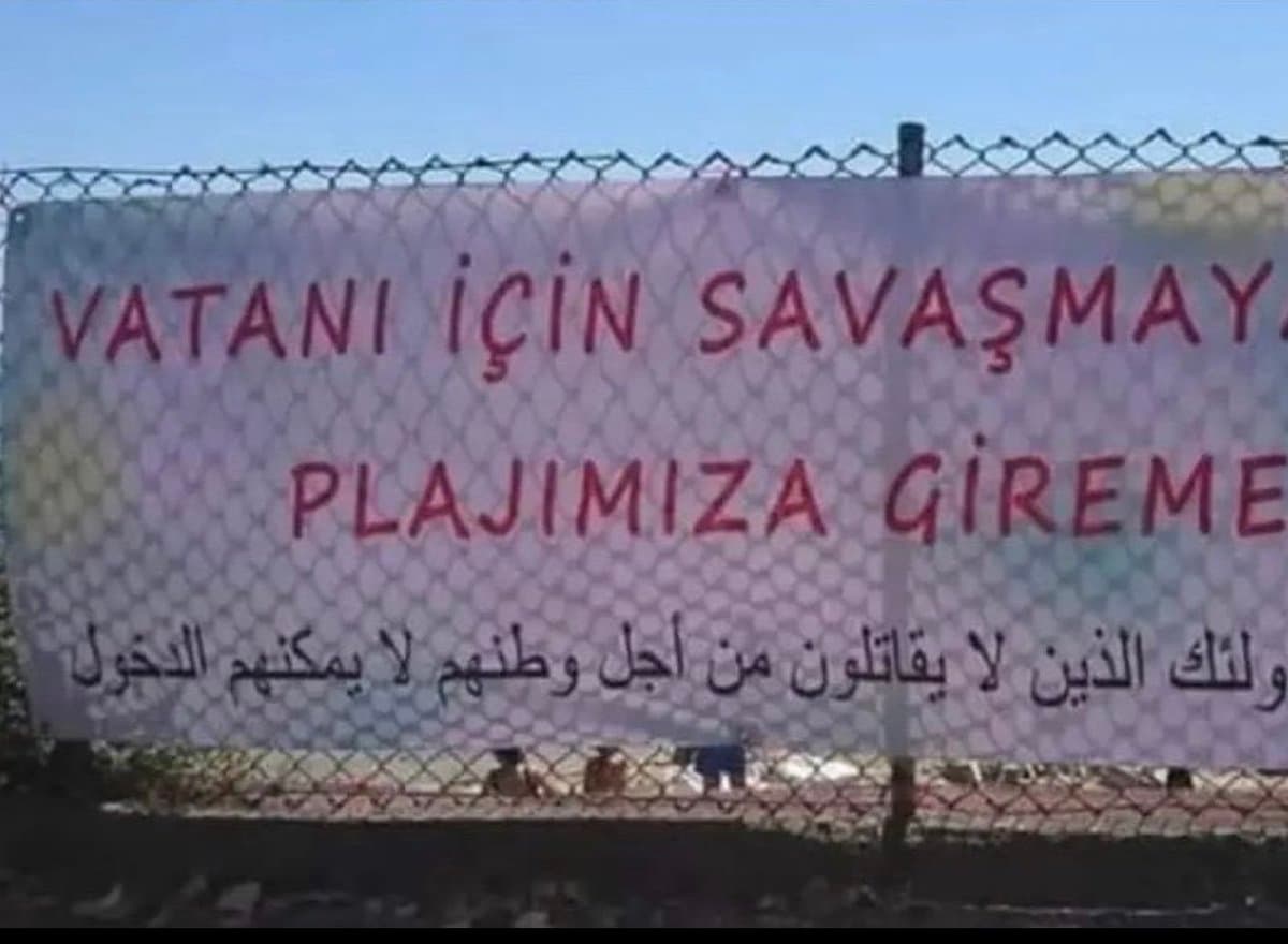 هذه اللافتة لم تعلق حديثاً على شاطئ مدينة أنطاليا التركية