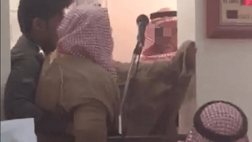 الفيديو يظهر إنزال خطيب مخالف في السعودية وليس لاعتقاله بسبب نصرة غزة مؤخراً