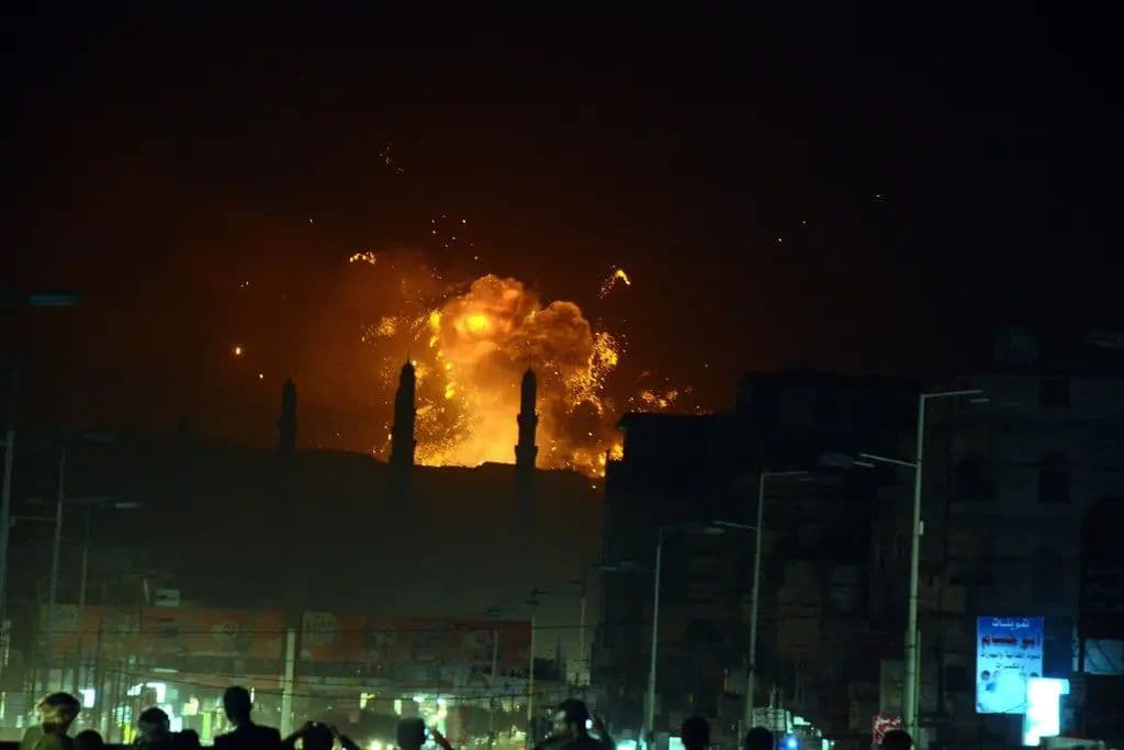 هل تُظهر هذه اللقطات قصف لمواقع حوثية في اليمن؟