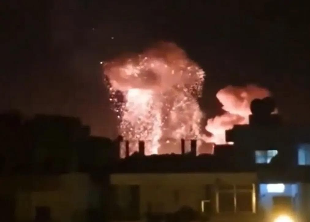 هذه المشاهد لاتوثق انفجارات مستودعات ذخائر في اللاذقية حديثاً