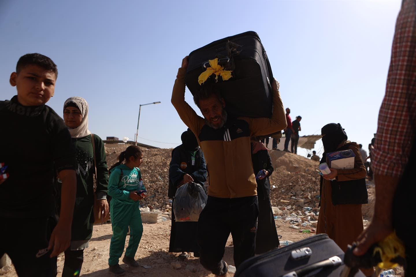 من المسؤول عن عرقلة وصول الوافدين من لبنان إلى الشمال السوري؟