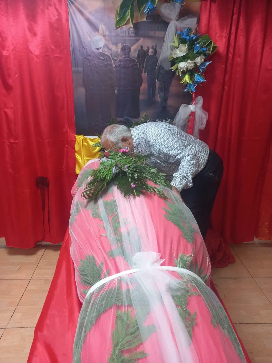 هذه الصورة لا توثق وداع والد "حسن نصرالله" جثمانه.. ما حقيقتها؟