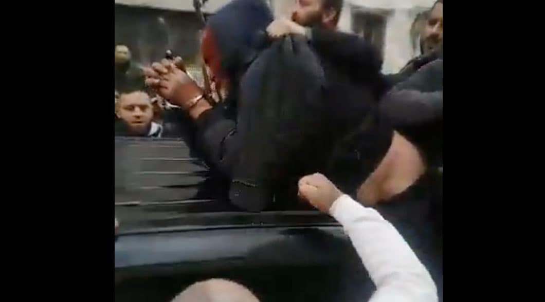 الشخص المعتقل في المقطع ليس مدير سجن صيدنايا ولا طلال مخلوف.. من هو؟