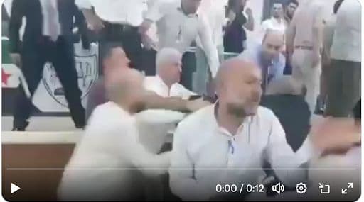 الفيديو يوثق شجارًا في نقابة المحامين بعفرين وليس من أول اجتماع للحكومة السورية الجديدة