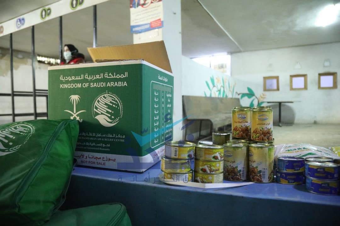 حقيقة الفيديوهات المتداولة حول بيع المساعدات السعودية واتهام الهلال الأحمر