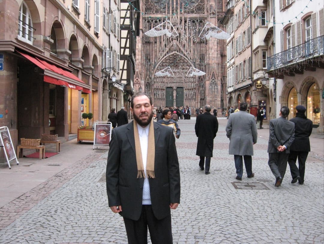 ما حقيقة لجوء أحمد حسون إلى فرنسا؟ القصة الكاملة وراء صوره في ستراسبورغ