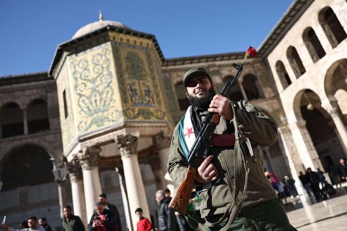 هل حصل فصل بين الرجال والنساء في باحة المسجد الأموي الرئيسة بدمشق؟