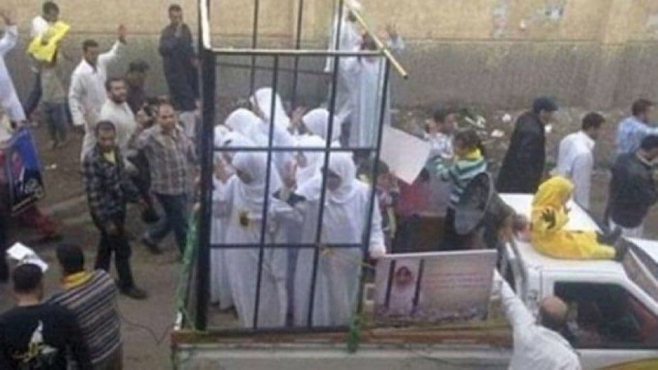 الصورة لا توثق عرض سبايا إيزيديات في ساحة الساعة بإدلب