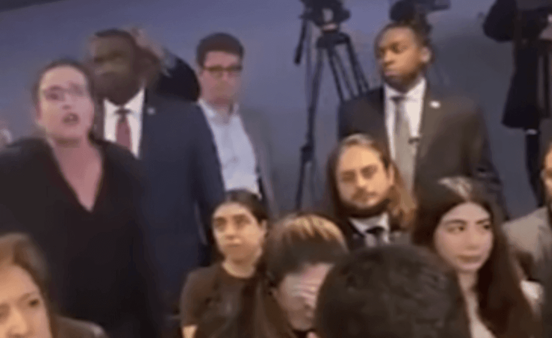 ما حقيقة فيديو "احتجاج أمريكية أمام الرئيس الشرع على اختطاف شقيقتها"؟