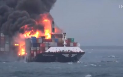 هل يظهر الفيديو احتراق سفينة إسرائيلية في المحيط الهندي مؤخراً؟