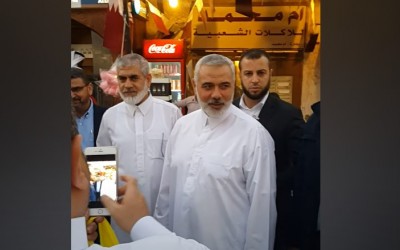 الفيديو قديم وليس لتجول اسماعيل هنية في أسواق الدوحة مؤخراً